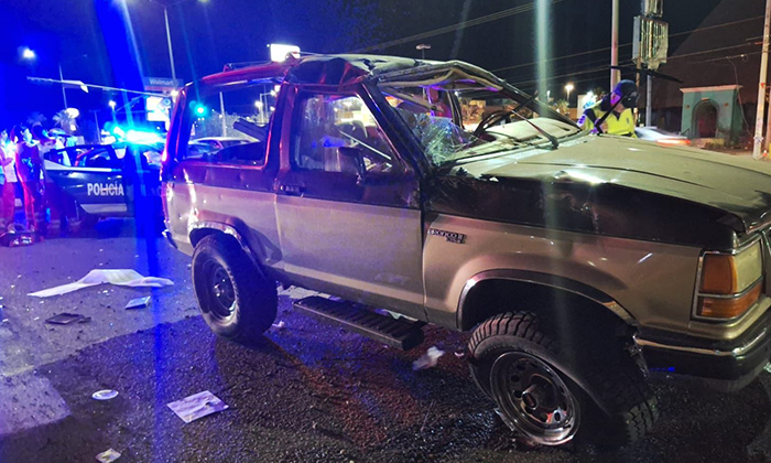 Choca camioneta a patrulla y vuelca en Guaymas