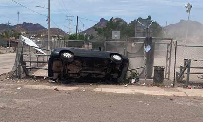 Atropella a hombre y vuelca automóvil en Guaymas