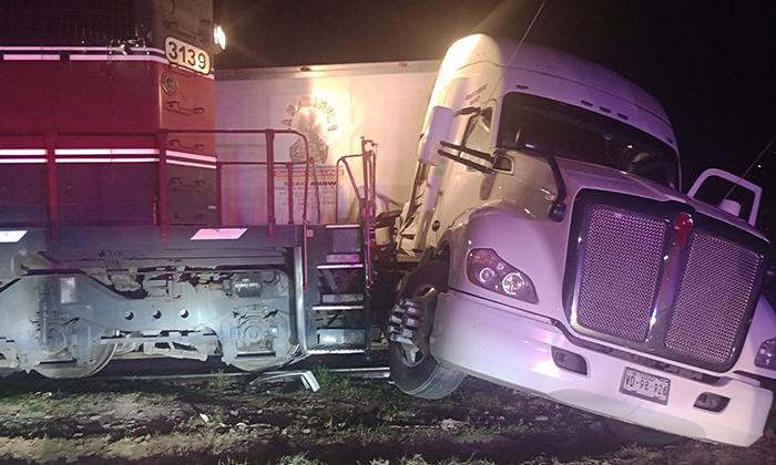 Se impacta tractocamión contra tren en la colonia La Metalera