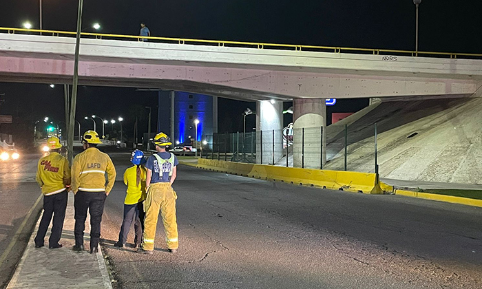 Intenta lanzarse de puente de Miramar