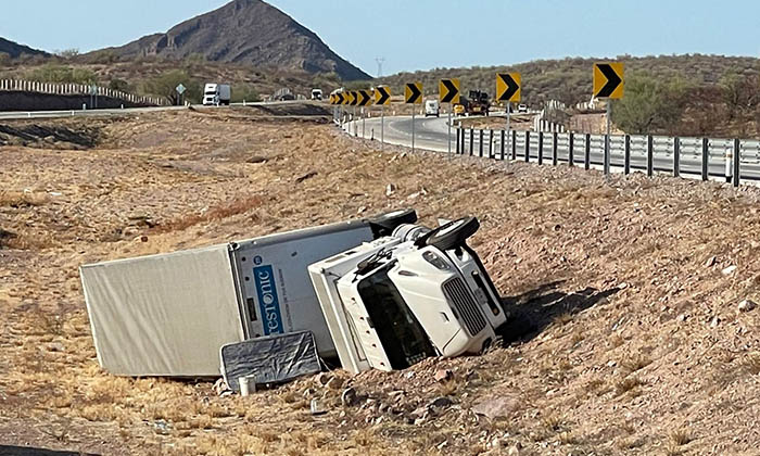 Vuelca tráiler y sale operador lesionado en la carretera Guaymas-Hermosillo