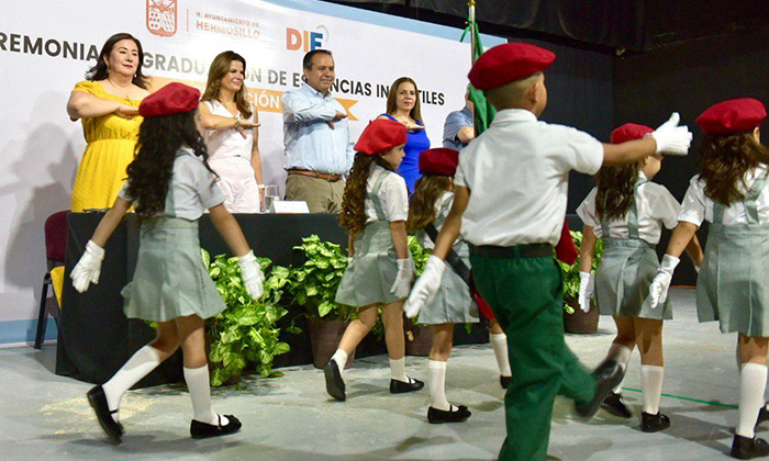 Presidente municipal Antonio y la presidenta del DIF Hermosillo acompañan a graduados de estancias infantiles DIF