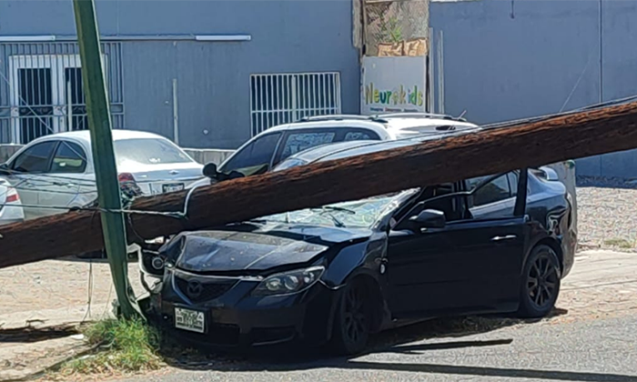 Chocan autos y derriban poste en el Centro de Hermosillo