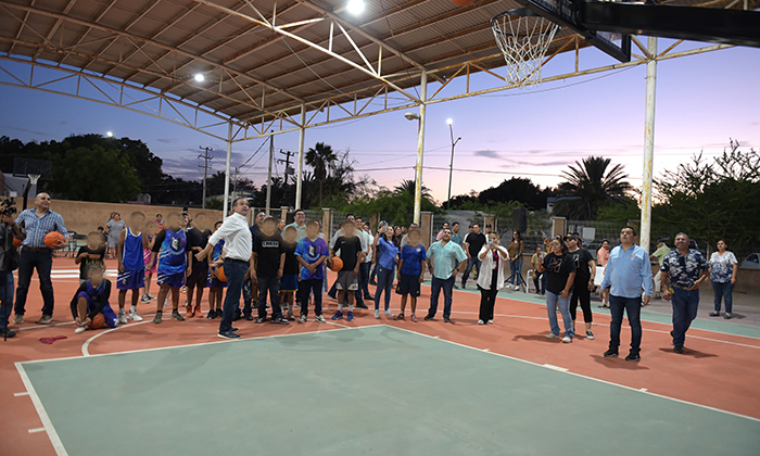 Rehabilita alcalde canchas de basquetbol en Bahía de Kino