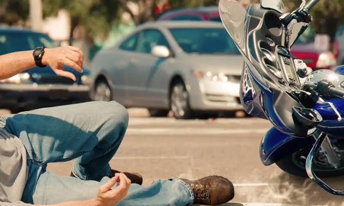 Resulta herido motocicleta al caer En la colonia Centro