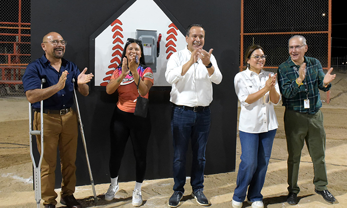 “Estrenan” iluminación en campo de béisbol en Bahía de Kino