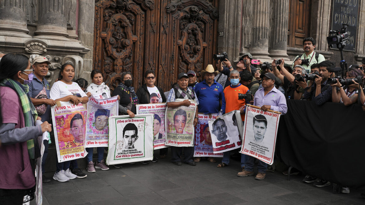 Claudia Sheinbaum Promete no Olvidar el Caso Ayotzinapa y Colaborar con los Padres de los 43 Normalistas