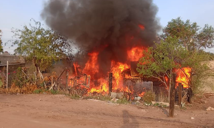 Resulta mujer con quemaduras e intoxicación tras incendio