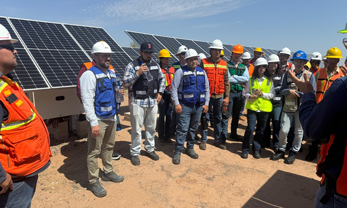 Estudiantes de la UTH visitan parque fotovoltaico para conocer el proceso de generación de energía