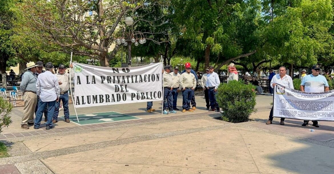 Se manifiestan sindicatos y ex concesionarios en Ayuntamiento y Gobierno del Estado