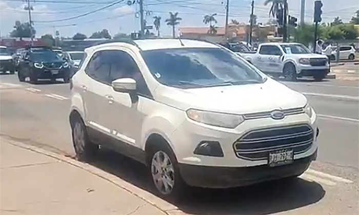 Chocan camionetas y tiran semáforo en la calle De la Reforma y Colosio