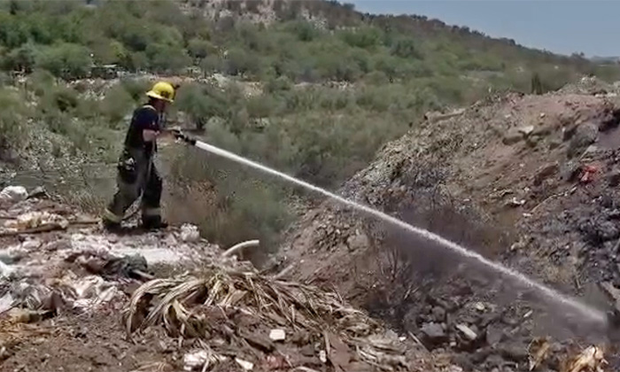 Sofocan incendio en basurero clandestino en la colonia La Metalera