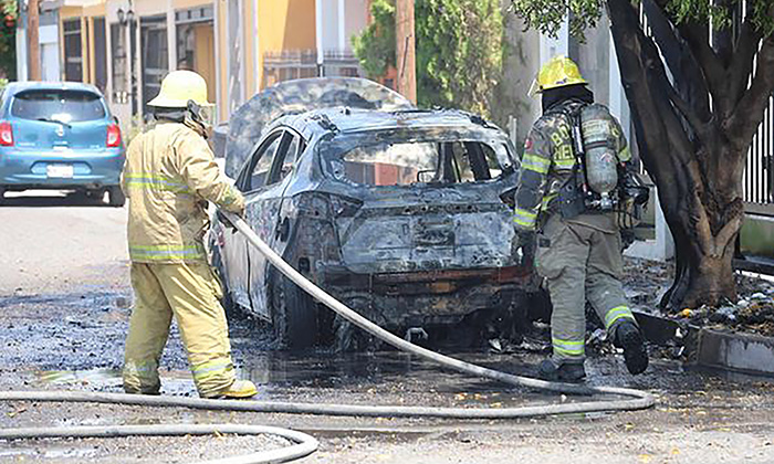 Consume incendio un automóvil en la colonia Las Praderas