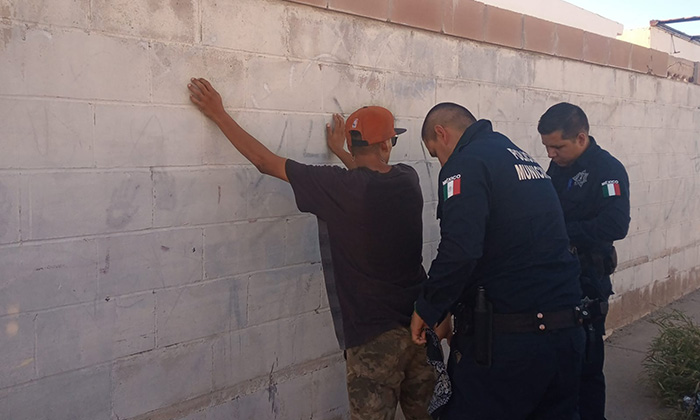 Arrestan a joven por maltratar a su pareja en la comisaría Miguel Alemán