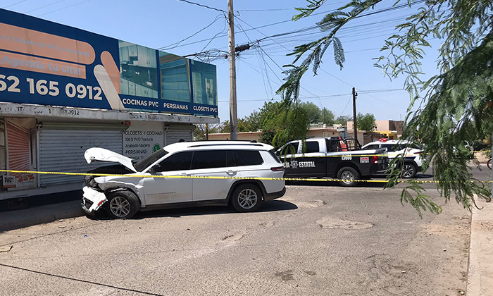 Tras choque hallan droga en carro en el cruce del bulevar López Portillo y López del Castillo