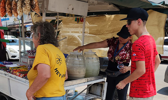 Aumenta venta de aguas frescas por el calor en el Centro de la ciudad