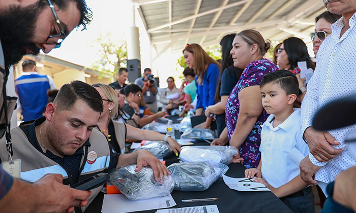 Avanza entrega de uniformes escolares