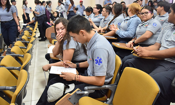 Capacita Cruz Roja a estudiantes de paramédico en la UTH