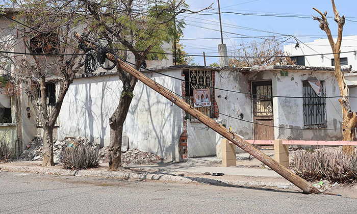 Derriba tráiler cinco postes en la colonia Sahuaro