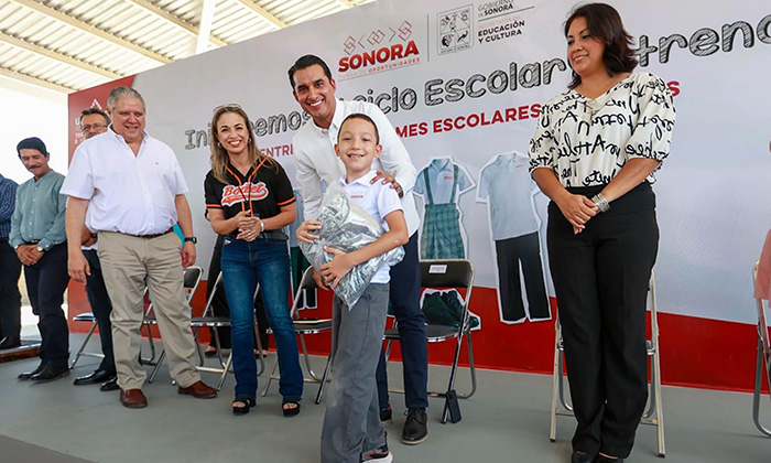 Entregan uniformes escolares en Hermosillo durante este jueves