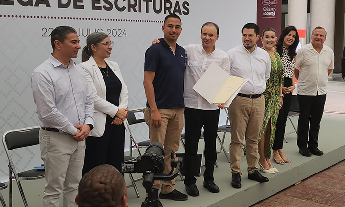 Entrega gobernador escrituras de Infonavit; Son 500 títulos