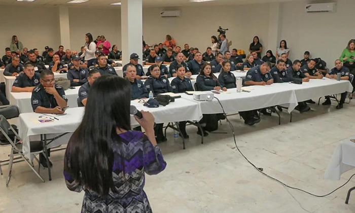 Capacitan a policías en perspectiva de género