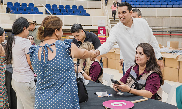 Supervisa entrega de uniformes escolares; El secretario de Educación