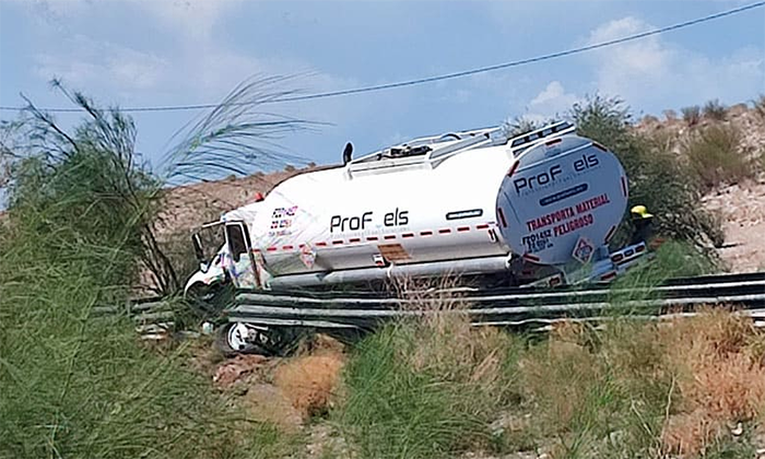 Choca pipa con combustible contra valla de contención en el bulevar De los Ganaderos