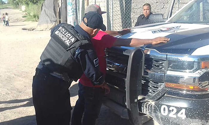 Sorprenden a sujeto con réplica de escuadra en la colonia Altares