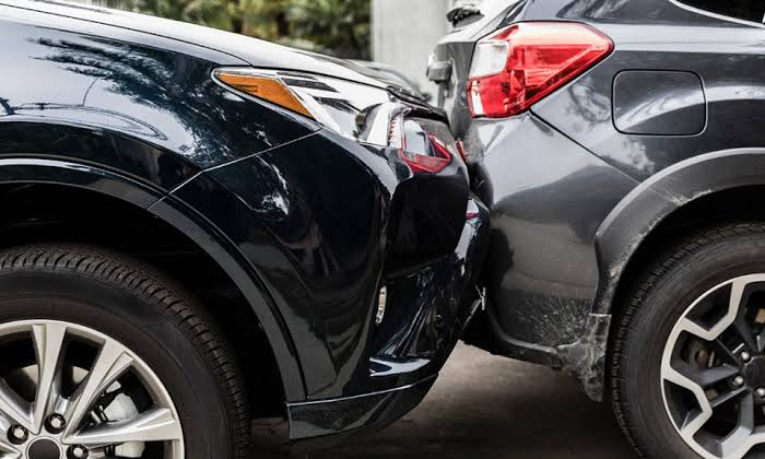 Choque de autos deja daños materiales