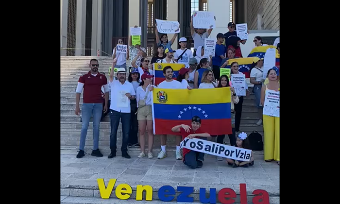 Se grupo de venezolanosmanifiestan en contra de Nicolás Maduro