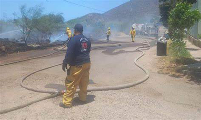 Controlan Bomberos incendio en la colonia Yucatán