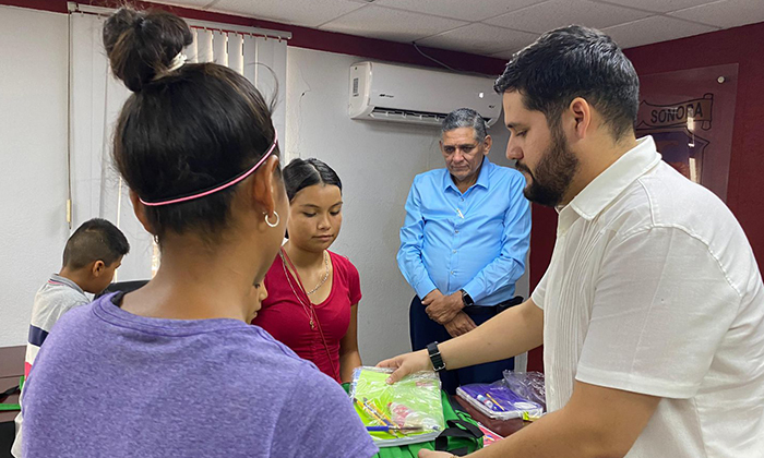 Entrega Luis Fuentes útiles escolares a estudiantes en Empalme