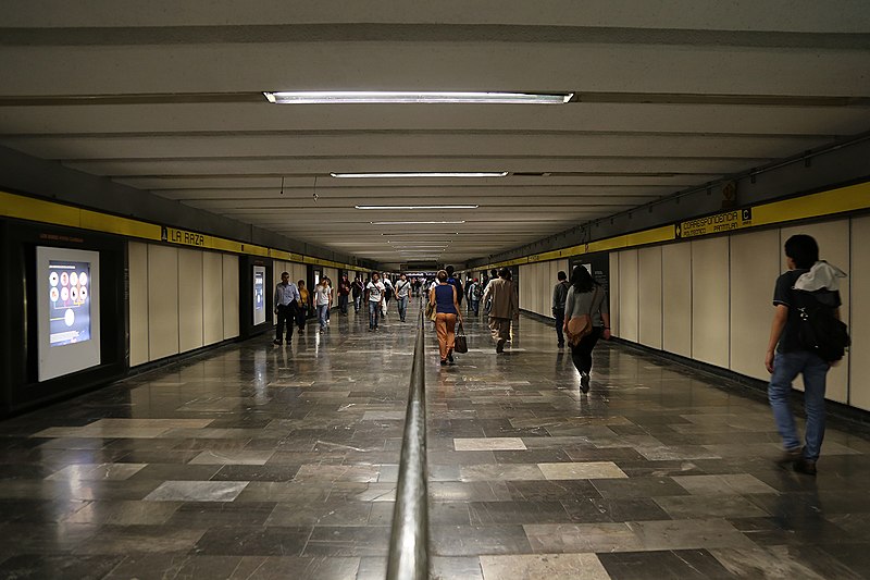 Detienen a Pareja en la Estación La Raza del Metro por Mantener Relaciones Sexuales