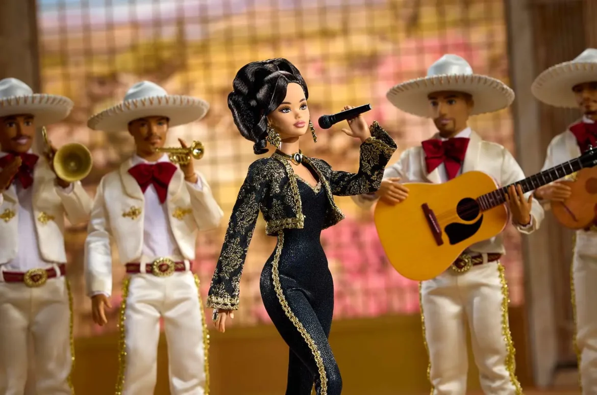 A ocho años de su fallecimiento, Juan Gabriel recibe tributo de Barbie con muñeca inspirada en su estilo