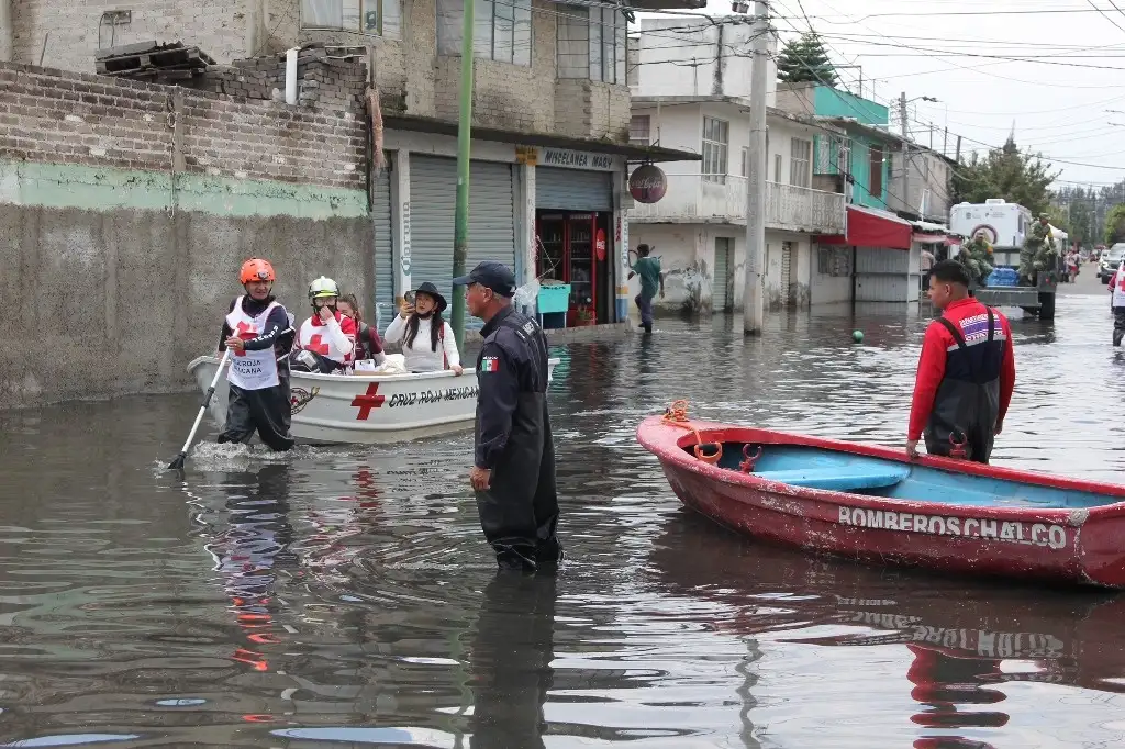 Vecinos de Chalco Luchan Contra las Inundaciones: Aguas Negras Inundan Miles de Hogares