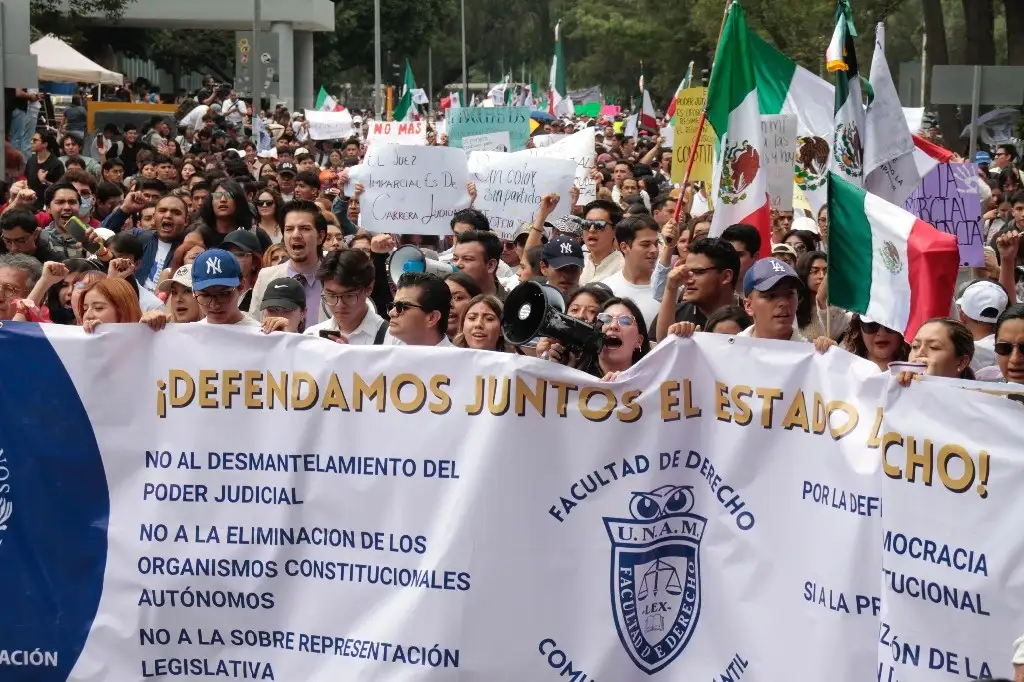 Estudiantes convocaron una marcha pacífica contra la Reforma Judicial en el marco del informe de AMLO