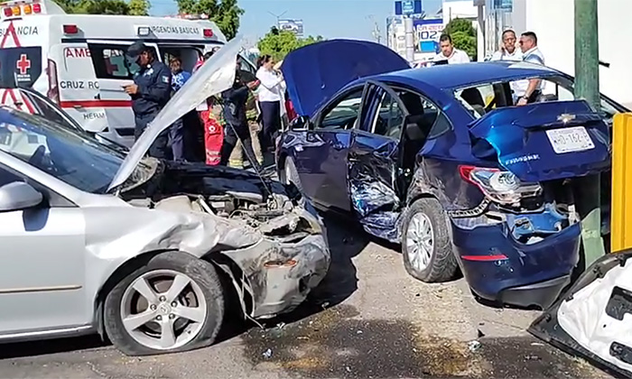 Deja fuerte choque severos daños en el cruce de la calle De la Reforma y bulevar Navarrete