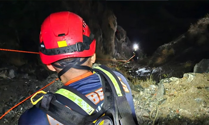 Rescatan bomberos a hombre al caer a barranco en el Cerro de la Cementera