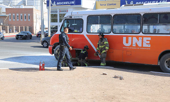 Sofocan conato de incendio en camión en transitado crucero