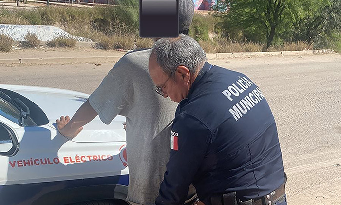 Arrestan a par de sujetos con drogas; Agentes municipales