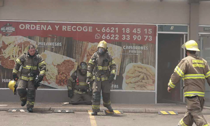 Atienden bomberos incendio en negocio de comida en plaza comercial