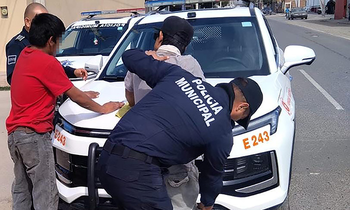 Capturan a dos jóvenes con auto robado en la colonia Pitic