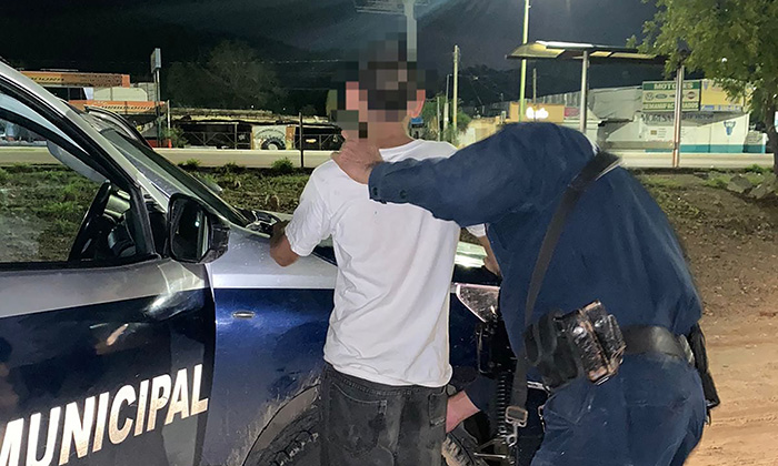 Capturan a tres individuos con armas blancas; Agentes preventivos