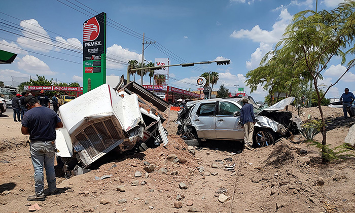 Dompe sin frenos arrasa con tres autos en el bulevar Morelos