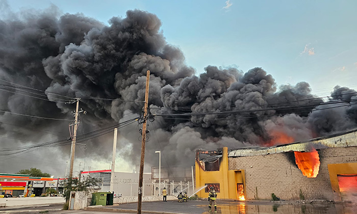 Sofocan intenso incendio de bodega tras varias horas de combate