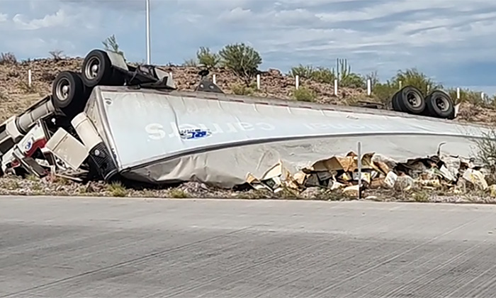 Muere trailero al volcarse en la salida sur de Hermosillo