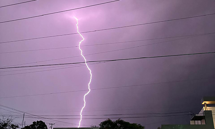 Deja fuerte lluvia “apagones” y caída de cableado