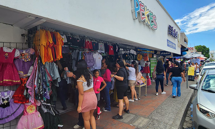 Abarrotan hermosillenses tiendas del Centro; Realizan compras de última hora