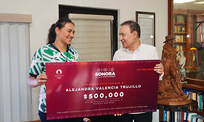 Entrega gobernador apoyo a Alejandra Valencia tras su medalla de bronce en París